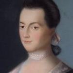 Portrait of 阿比盖尔·亚当斯 as a young woman. 她穿着一件镶有花边的蓝色连衣裙，脖子上戴着白色珍珠项链, 和 has a serene expression with a small smile on her face.